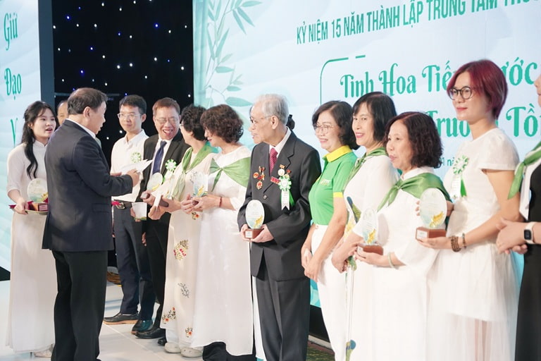 Khoảnh khắc nhận vinh danh, tôi rất vui và xúc động Khoảnh khắc nhận vinh danh, tôi rất vui và xúc động