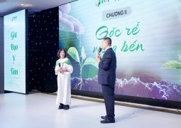 Tôi cùng Tổng Giám Đốc Trung tâm Thuốc dân tộc trên sân khấu vinh danh