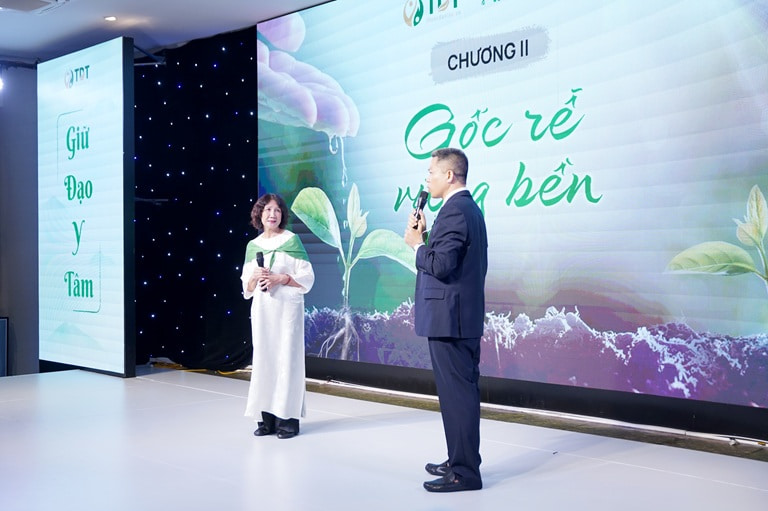 Tôi cùng Tổng Giám Đốc Trung tâm Thuốc dân tộc trên sân khấu vinh danh Tôi cùng Tổng Giám Đốc Trung tâm Thuốc dân tộc trên sân khấu vinh danh