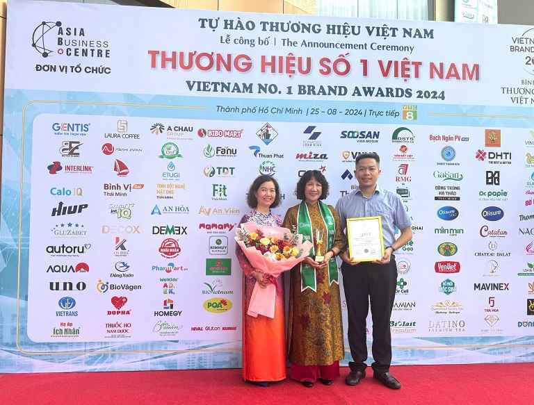 img-bs-lan-vinh-du-thay-mat-tt-thuoc-dan-toc-nhan-giai-thuong-thuong-hieu-so-1-viet-nam-2024-1