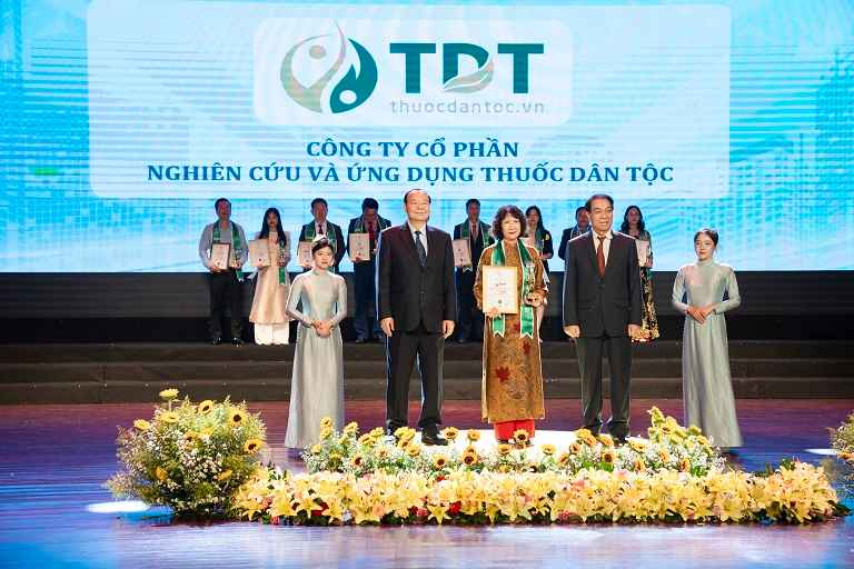 img-bs-lan-vinh-du-thay-mat-tt-thuoc-dan-toc-nhan-giai-thuong-thuong-hieu-so-1-viet-nam-2024-2