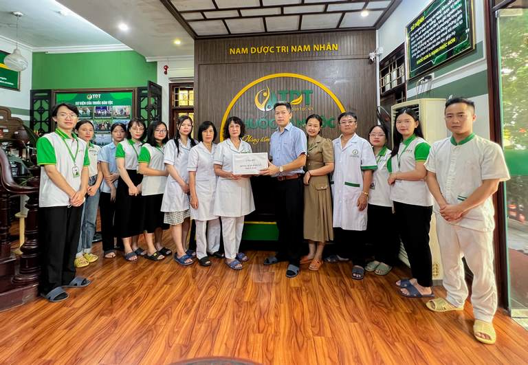 img-no-luc-nho-be-cua-toi-va-tt-thuoc-dan-toc-trong-chien-dich-quyen-gop-vi-mien-bac-bao-lu-3