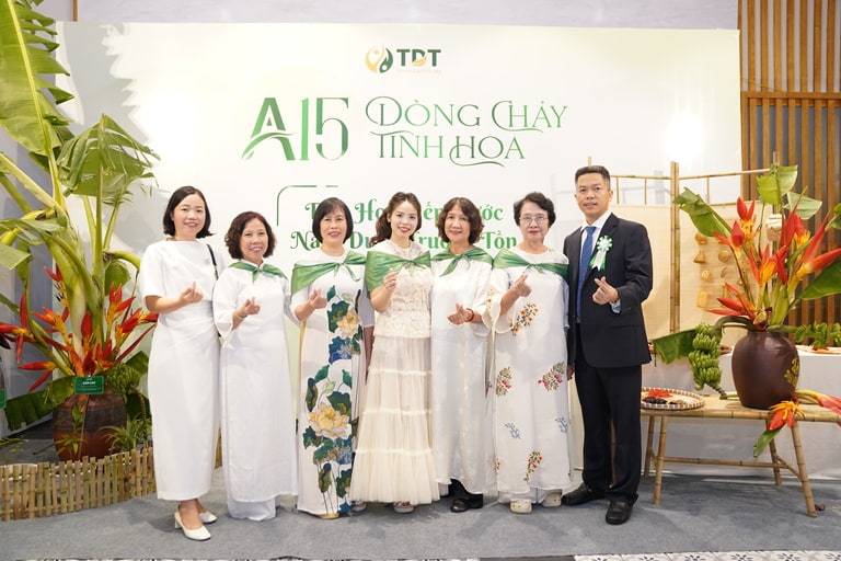 Tôi chụp ảnh cùng TGĐ Trung tâm, đồng nghiệp và khách mời Tôi chụp ảnh cùng đồng nghiệp và khách mời