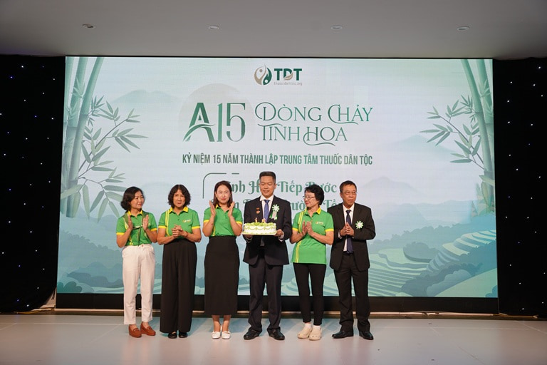 Tôi cùng đại diện Ban lãnh đạo Trung tâm thổi nến mừng sinh nhật 15 năm tuổi Thuốc Dân Tộc Tôi cùng đại diện Ban lãnh đạo Trung tâm thổi nến mừng sinh nhật 15 năm tuổi Thuốc Dân Tộc