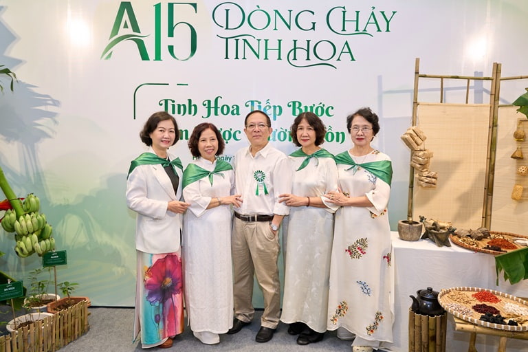 Tôi cùng đội ngũ cộng sự và khách mời Tôi cùng đội ngũ cộng sự và khách mời