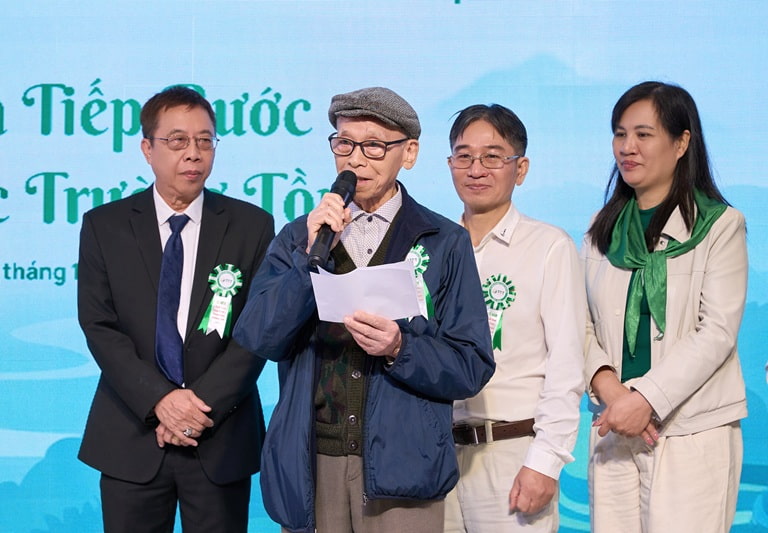 Bệnh nhân chia sẻ đôi điều và đọc thơ chúc mừng Trung tâm Bệnh nhân chia sẻ đôi điều và đọc thơ chúc mừng Trung tâm