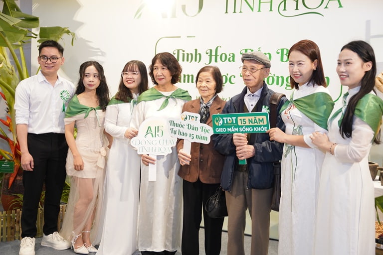 Tôi biết ơn khi có bà con luôn đồng hành cùng tôi Tôi rất vui khi buổi lễ có sự hiện diện của bệnh nhân - những người đã trao niềm tin, tạo động lực cho chúng tôi