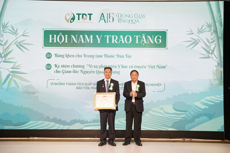 Tổng Giám Đốc Trung tâm Thuốc Dân Tộc đại diện lên nhận bằng khen và kỷ niệm chương Tổng Giám Đốc Trung tâm Thuốc Dân Tộc đại diện lên nhận bằng khen và kỷ niệm chương