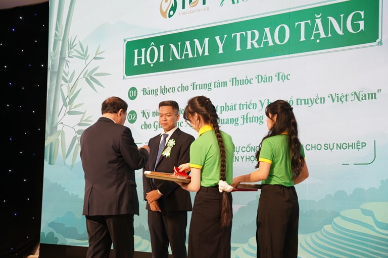 Đại diện Hội Nam y trao bằng khen và kỷ niệm chương cho đơn vị Đại diện Hội Nam y trao bằng khen và kỷ niệm chương cho đơn vị