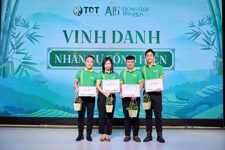 Thuốc dân tộc vinh danh những nhân sự trẻ có cống hiến hết mình vì sự phát triển của đơn vị Thuốc dân tộc vinh danh những nhân sự trẻ có cống hiến hết mình vì sự phát triển của đơn vị