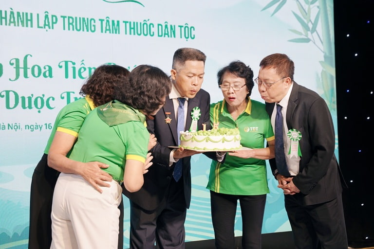 Thuốc dân tộc tổ chức lễ kỷ niệm mừng 15 năm thành lập và phát triển Thuốc dân tộc tổ chức lễ kỷ niệm mừng 15 năm thành lập và phát triển