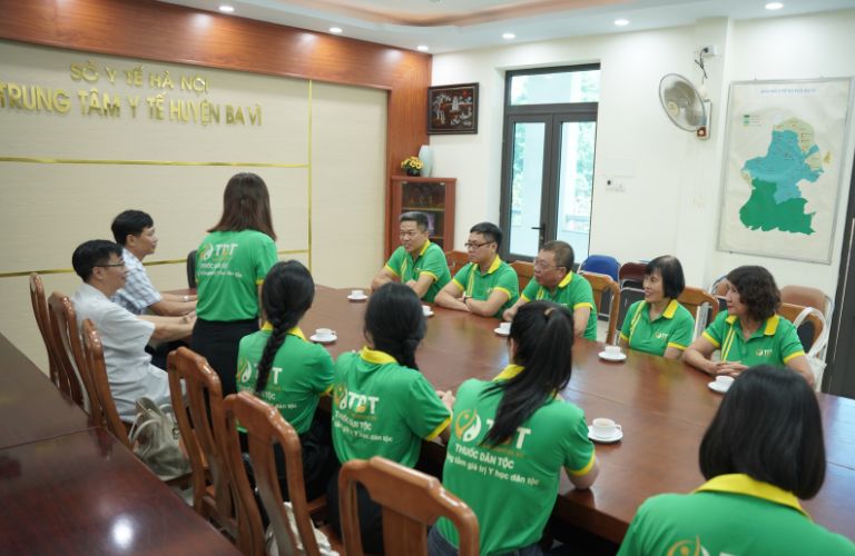 thuoc-dan-toc-to-chuc-trong-cay-thuoc-va-trao-tang-cay-giong-tai-ba-vi-nhan-ky-niem-15-nam-thanh-lap-1