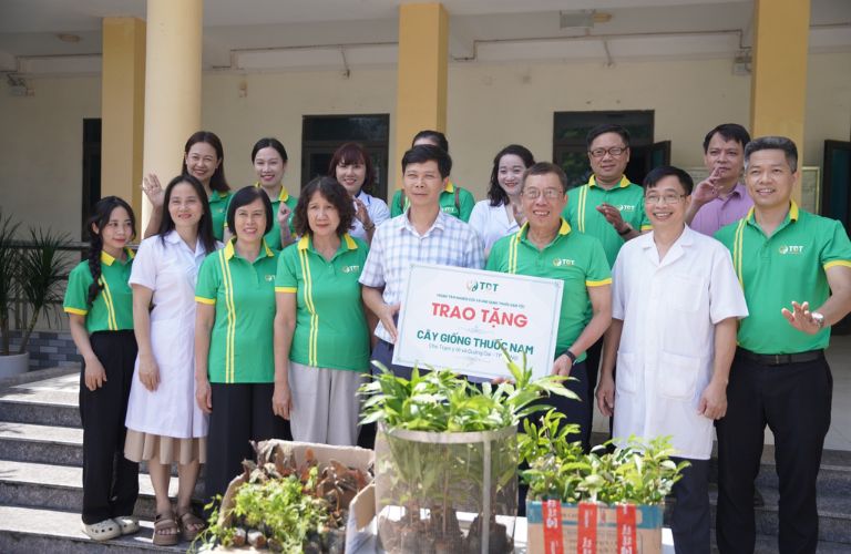 thuoc-dan-toc-to-chuc-trong-cay-thuoc-va-trao-tang-cay-giong-tai-ba-vi-nhan-ky-niem-15-nam-thanh-lap-2