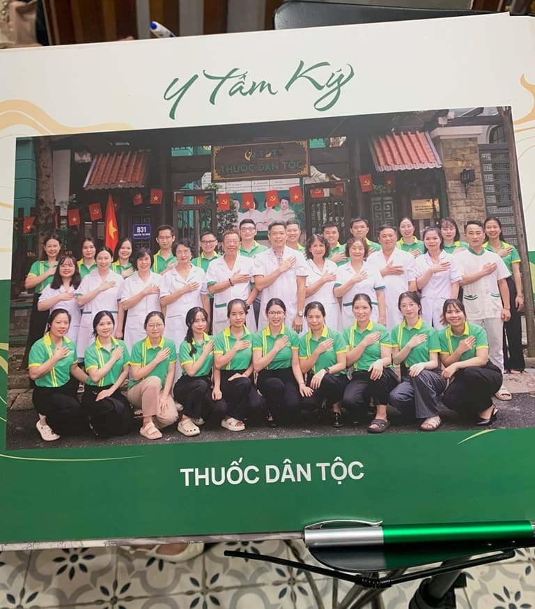 Cuốn sách kể chuyện bằng hình ảnh ghi lại chặng đường 15 năm Thuốc dân tộc xây dựng và phát triển