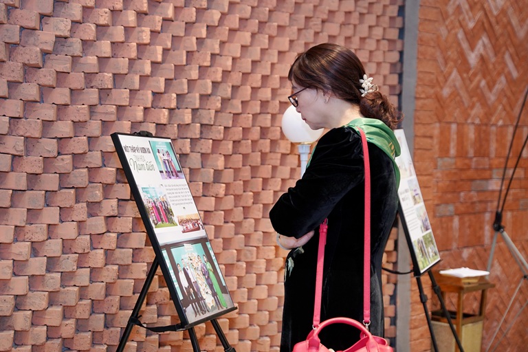 Khách mời dừng chân trước triển lãm ảnh