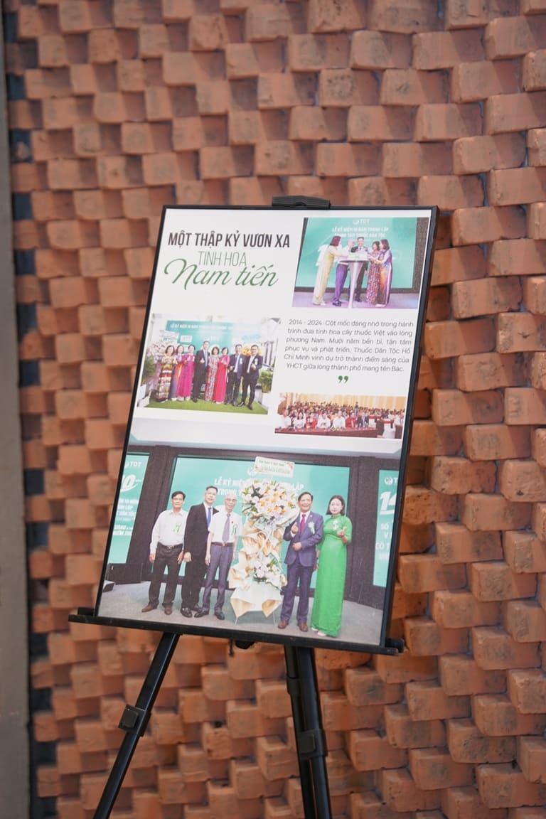 Mỗi bức ảnh là một câu chuyện về hành trình 15 năm Thuốc dân tộc