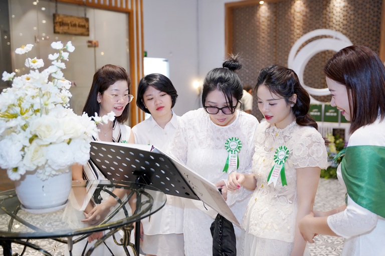 Cuốn sách ảnh giúp người đọc hình dung rõ hơn hành trình 15 năm Thuốc dân tộc