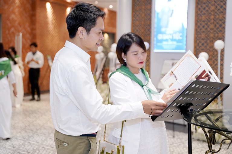 Từng trang sách là từng câu chuyện gợi nhắc về 15 năm đầy gian khó nhưng cũng nhiều thành tựu