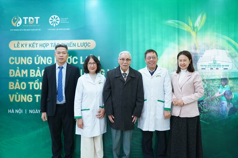 Tôi cùng đại diện Trung tâm Thuốc dân tộc, thầy Nguyễn Đức Đoàn tham dự lễ ký kết hợp tác cung ứng dược liệu đảm bảo chất lượng