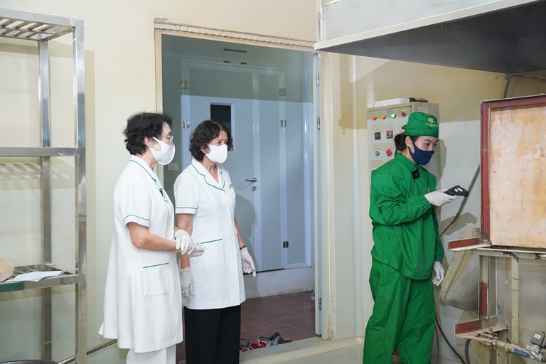 Việc bào chế, sản xuất dược liệu cũng được nhà máy thực hiện với quy trình rất nghiêm ngặt